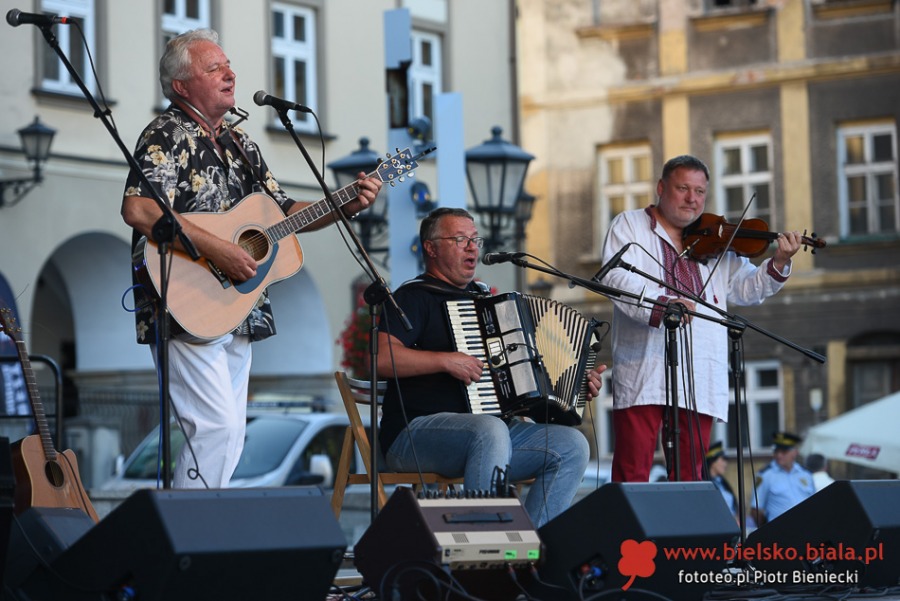 Życie towarzyskie pod parasolami. Czym nas przyciąga Rynek? ZDJĘCIA