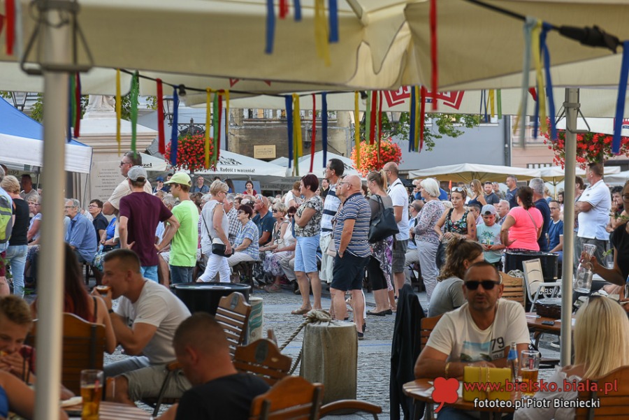Życie towarzyskie pod parasolami. Czym nas przyciąga Rynek? ZDJĘCIA