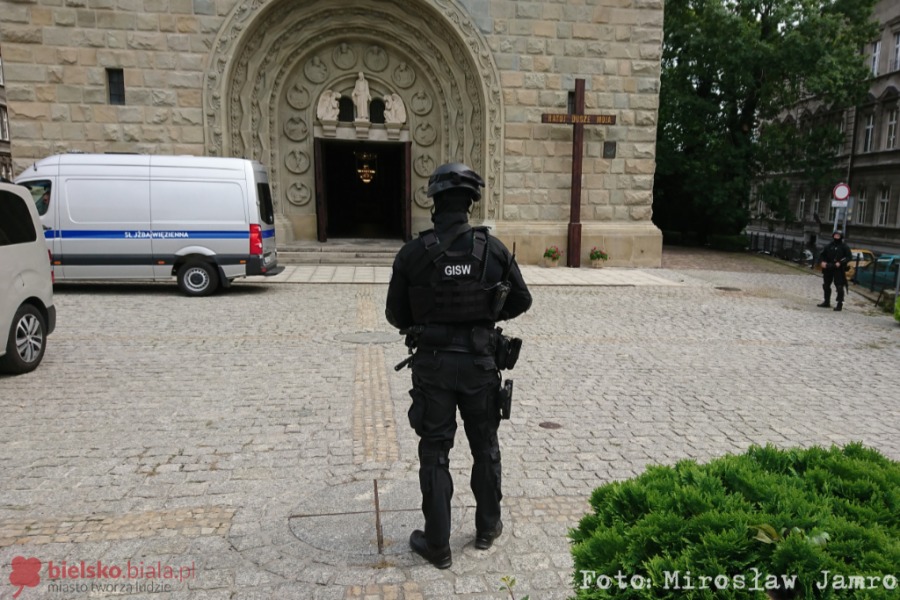 Uzbrojeni mężczyźni na pogrzebie. W ceremonii uczestniczył więzień