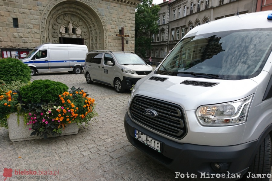 Uzbrojeni mężczyźni na pogrzebie. W ceremonii uczestniczył więzień