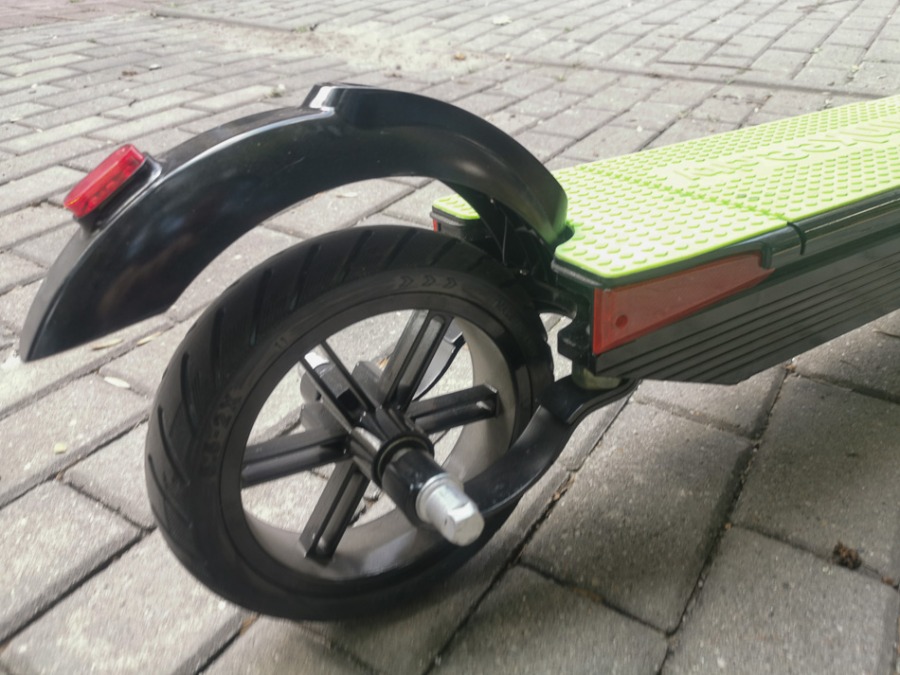 Nowy sposób na korki w mieście. Hulajnogą elektryczną po chodniku