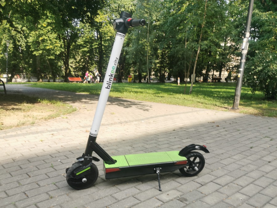 Nowy sposób na korki w mieście. Hulajnogą elektryczną po chodniku