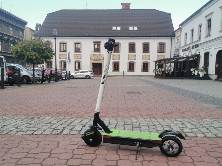 Nowy sposób na korki w mieście. Hulajnogą elektryczną po chodniku