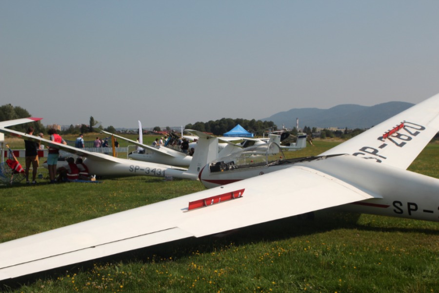 Lot „na plecach”. Za sterami pilot doświadczalny - foto