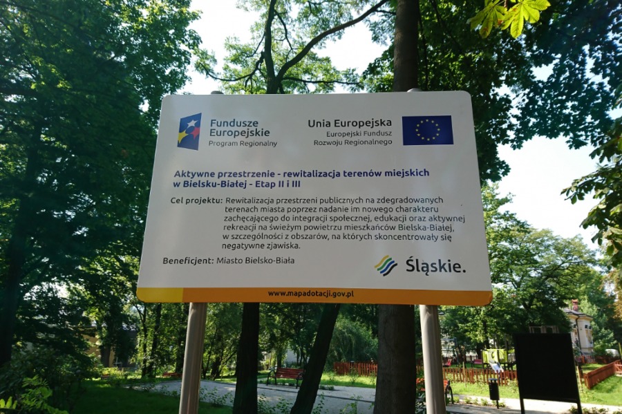 Po boisku nie ma śladu. Wypasiony plac zabaw przy Zdrojowej - foto