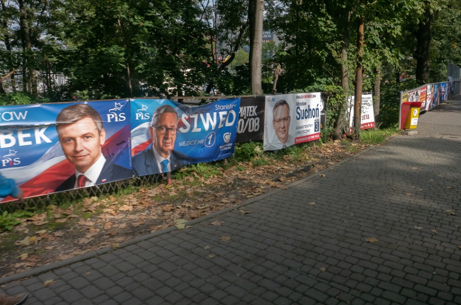 Nudna kampania wyborcza. Plakatowa wojna na płotach ZDJĘCIA