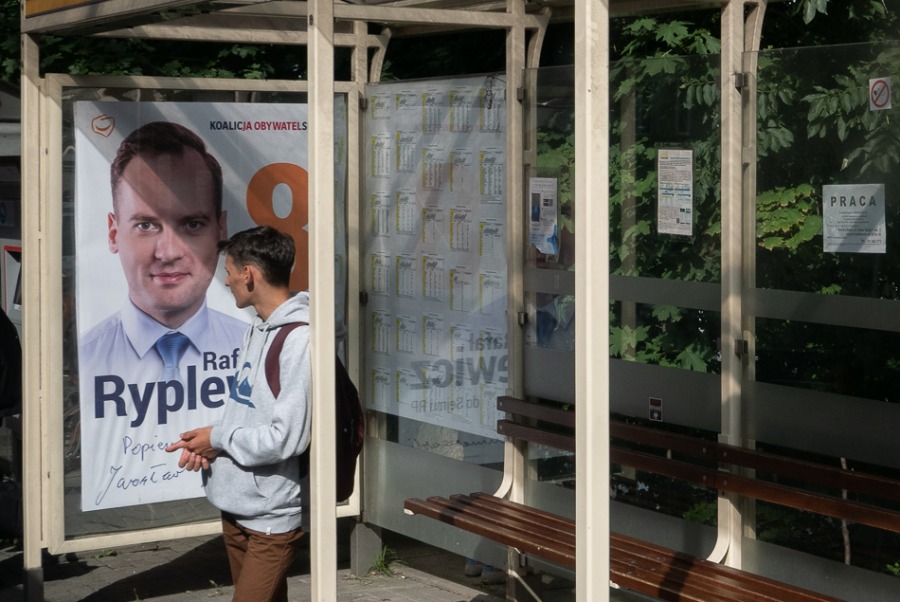Nudna kampania wyborcza. Plakatowa wojna na płotach ZDJĘCIA