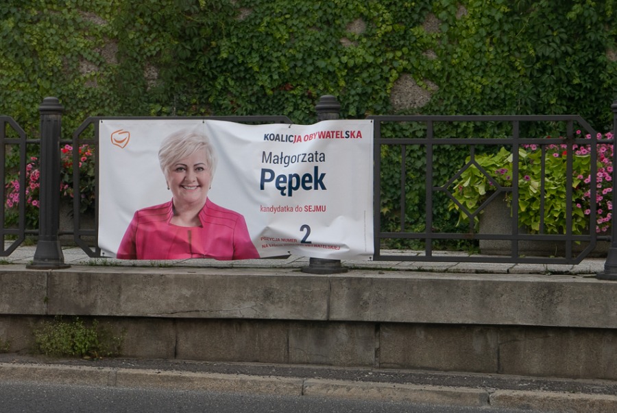 Nudna kampania wyborcza. Plakatowa wojna na płotach ZDJĘCIA