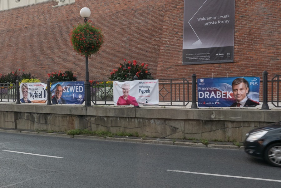 Nudna kampania wyborcza. Plakatowa wojna na płotach ZDJĘCIA