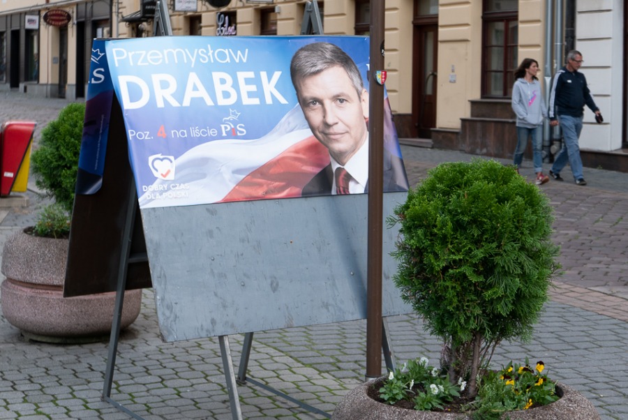 Nudna kampania wyborcza. Plakatowa wojna na płotach ZDJĘCIA