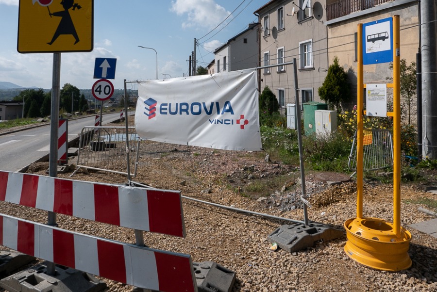 W korkach i w stadzie. Trudna przeprawa przez rozkopane miasto ZDJĘCIA