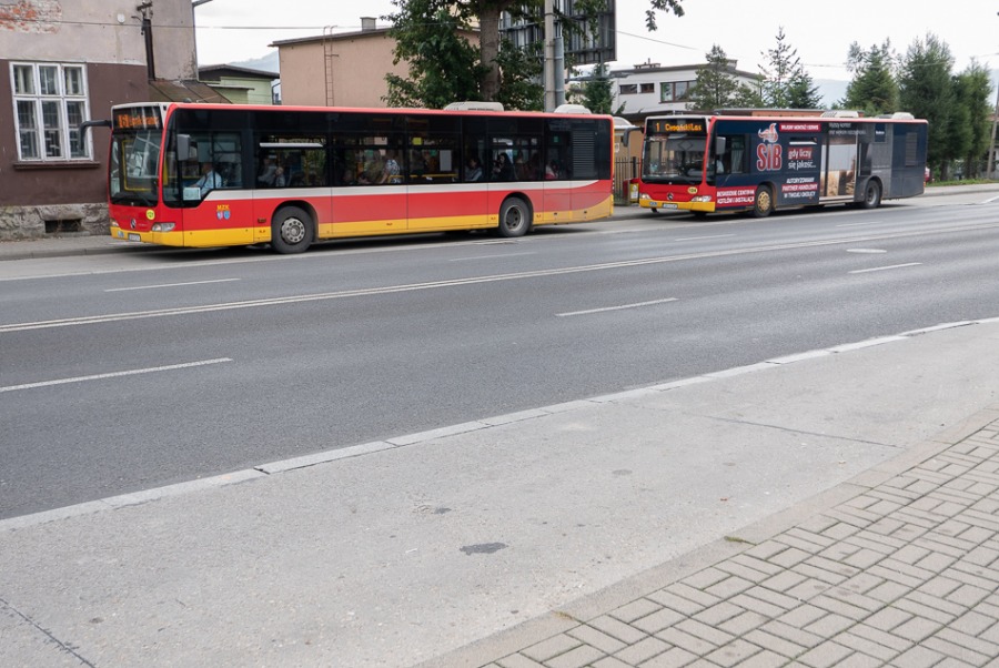 W korkach i w stadzie. Trudna przeprawa przez rozkopane miasto ZDJĘCIA