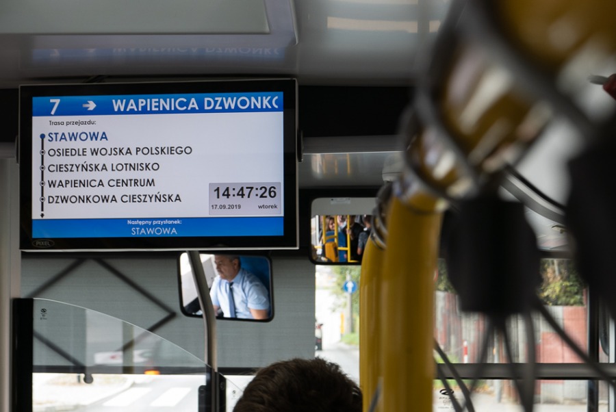 W korkach i w stadzie. Trudna przeprawa przez rozkopane miasto ZDJĘCIA