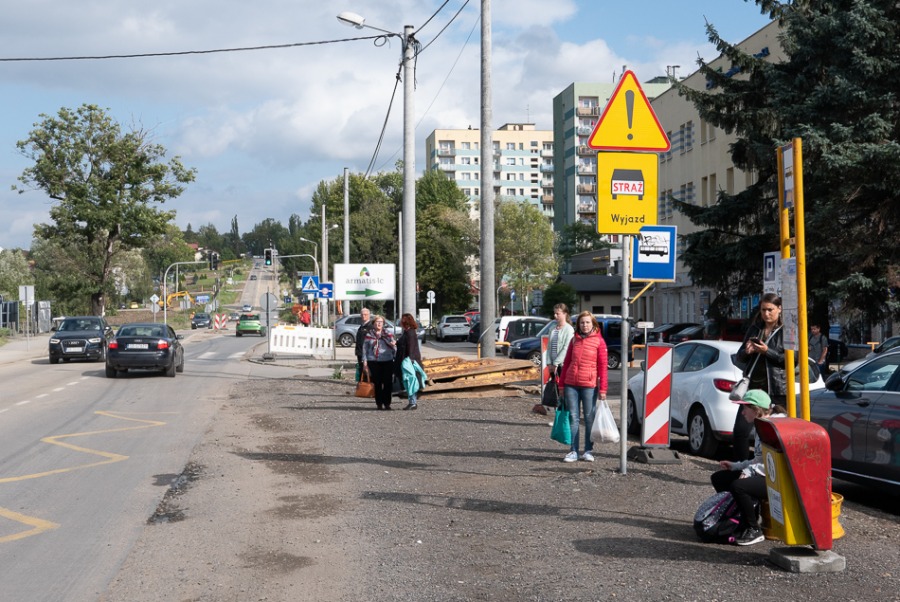 W korkach i w stadzie. Trudna przeprawa przez rozkopane miasto ZDJĘCIA