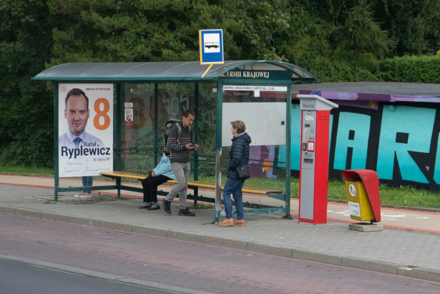W korkach i w stadzie. Trudna przeprawa przez rozkopane miasto ZDJĘCIA