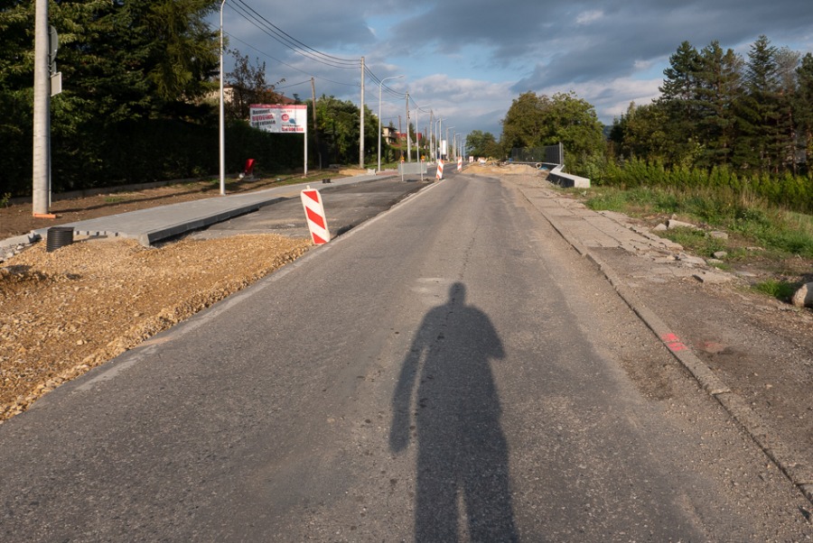 W korkach i w stadzie. Trudna przeprawa przez rozkopane miasto ZDJĘCIA