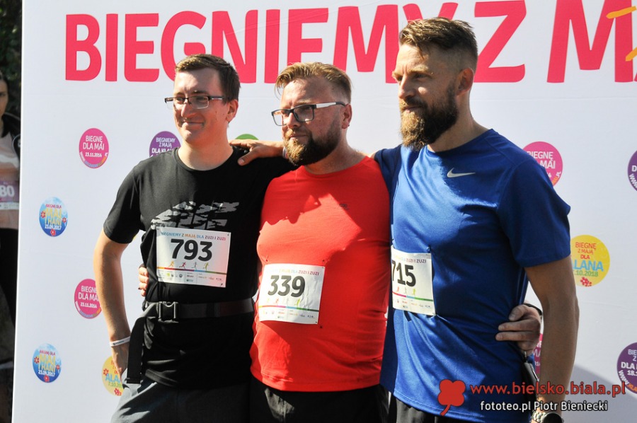 Tłum na starcie biegu w Wapienicy. Biegliśmy z Mają dla Zuzi i Zuzi  - ZDJĘCIA