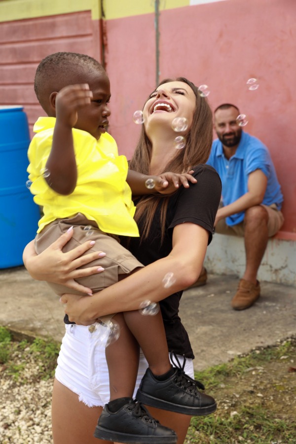 Odważna sesja Natalii Janoszek na Jamajce. Prawie naga ze złotą taśmą - foto