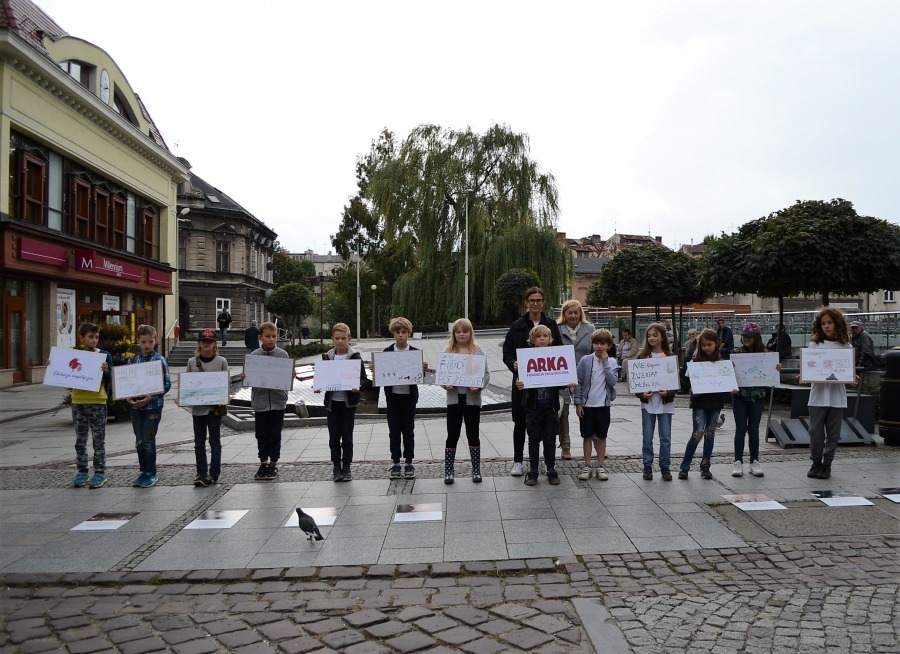 Apelują o ograniczenie spożycia mięsa. Reklamy pokazują sielankę!