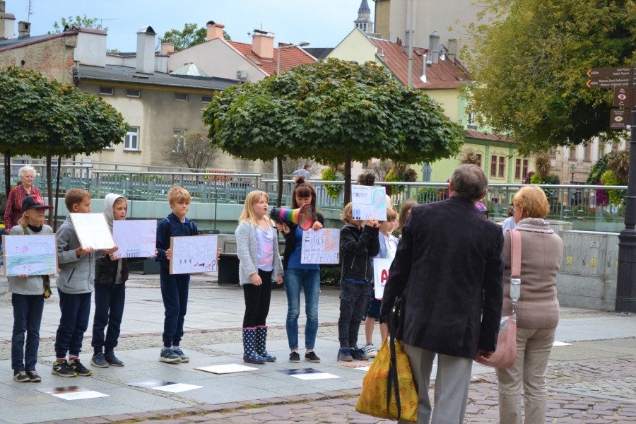 Apelują o ograniczenie spożycia mięsa. Reklamy pokazują sielankę!