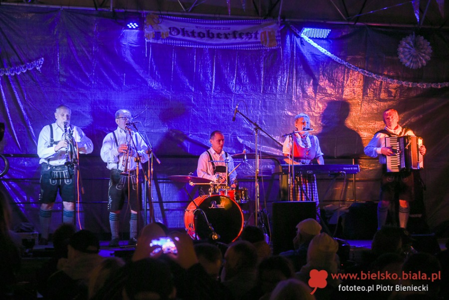 Sukces Oktoberfestu na bielskim Rynku. Zabawa w stylu bawarskim ZDJĘCIA