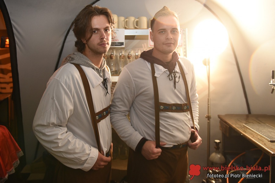 Sukces Oktoberfestu na bielskim Rynku. Zabawa w stylu bawarskim ZDJĘCIA