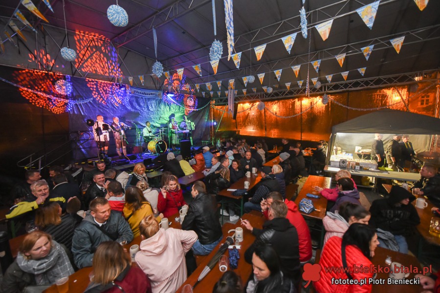 Sukces Oktoberfestu na bielskim Rynku. Zabawa w stylu bawarskim ZDJĘCIA