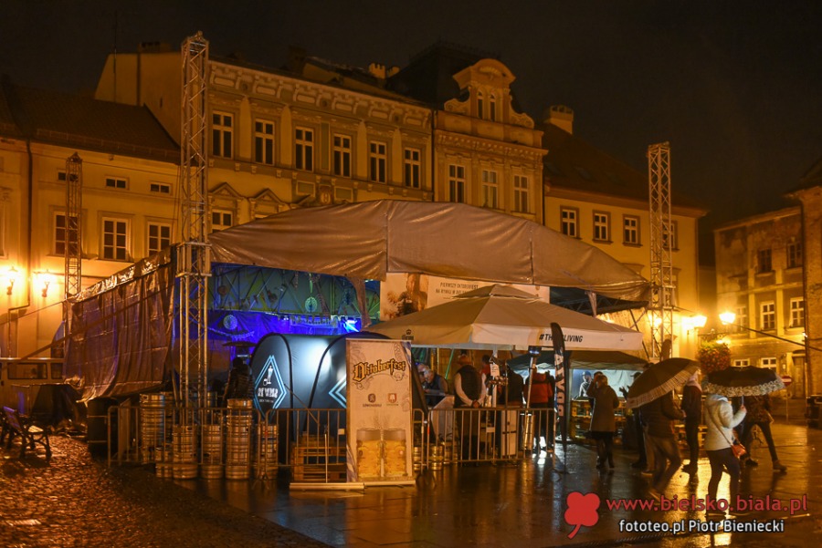 Sukces Oktoberfestu na bielskim Rynku. Zabawa w stylu bawarskim ZDJĘCIA