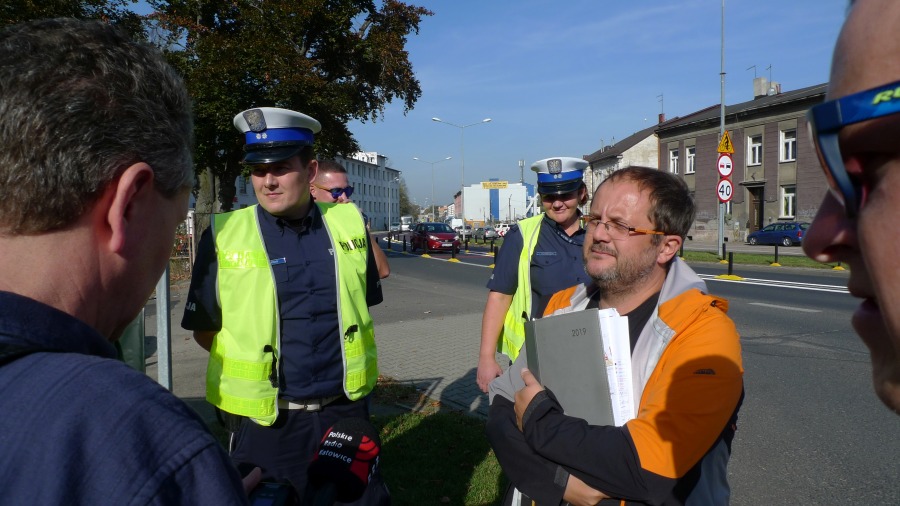 Las elastycznych słupków wyrósł na Partyzantów. Abyśmy jeździli wolniej - foto
