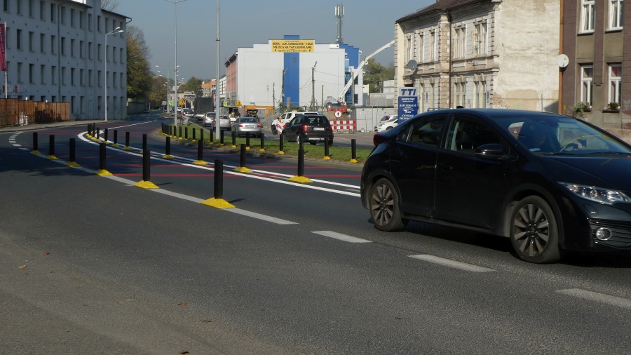 Las elastycznych słupków wyrósł na Partyzantów. Abyśmy jeździli wolniej - foto