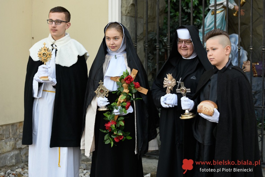 Korowód z relikwiami. Odpowiedź na coraz popularniejszy Halloween ZDJĘCIA