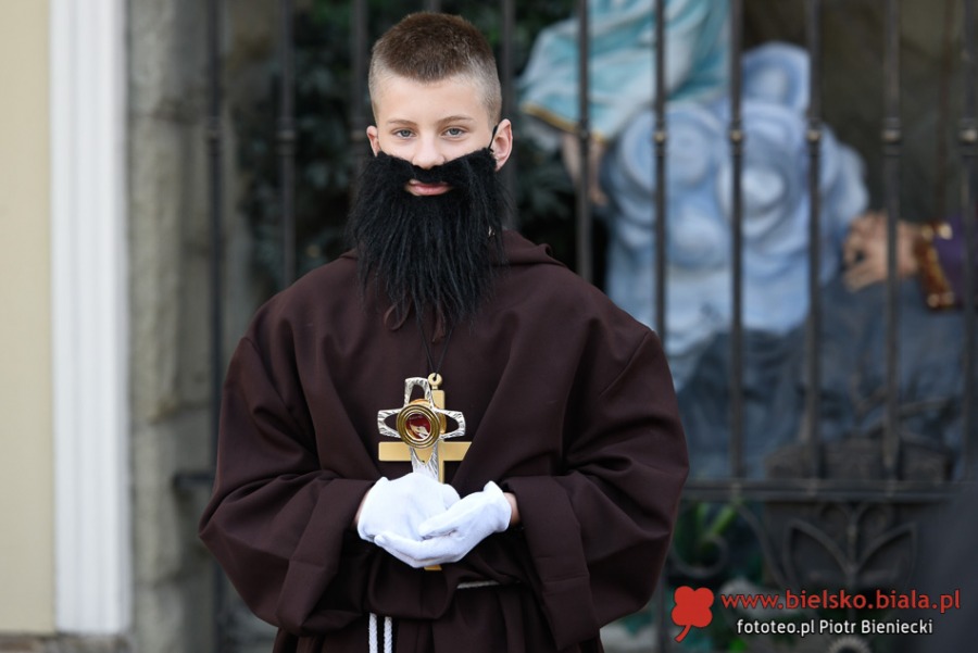 Korowód z relikwiami. Odpowiedź na coraz popularniejszy Halloween ZDJĘCIA