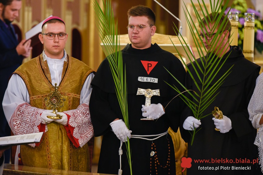 Korowód z relikwiami. Odpowiedź na coraz popularniejszy Halloween ZDJĘCIA