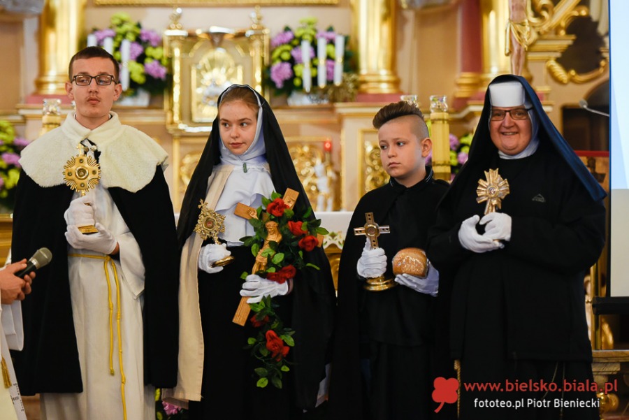Korowód z relikwiami. Odpowiedź na coraz popularniejszy Halloween ZDJĘCIA
