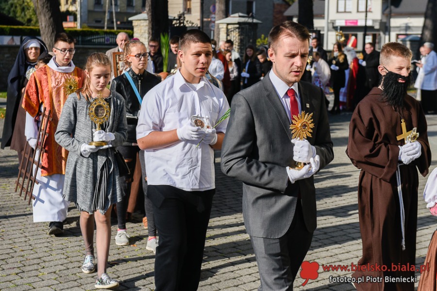 Korowód z relikwiami. Odpowiedź na coraz popularniejszy Halloween ZDJĘCIA