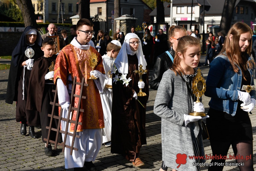 Korowód z relikwiami. Odpowiedź na coraz popularniejszy Halloween ZDJĘCIA