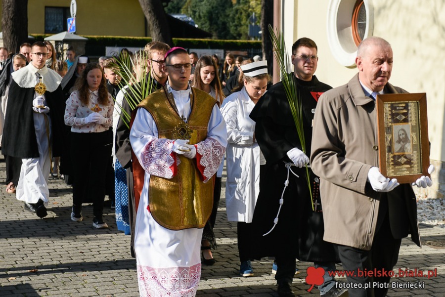 Korowód z relikwiami. Odpowiedź na coraz popularniejszy Halloween ZDJĘCIA