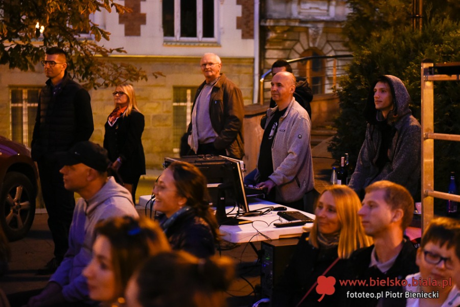 Niecodzienny pokaz filmowy w oknach bielskiej kamienicy - foto