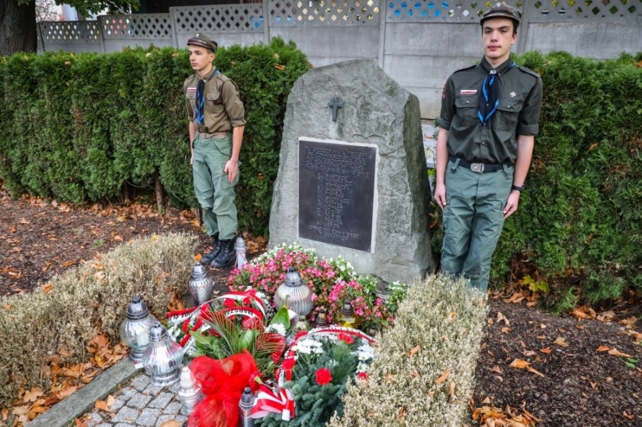 Uroczystość na cmentarzu na Leszczynach. Kwiaty od wicewojewody i prezydenta - foto