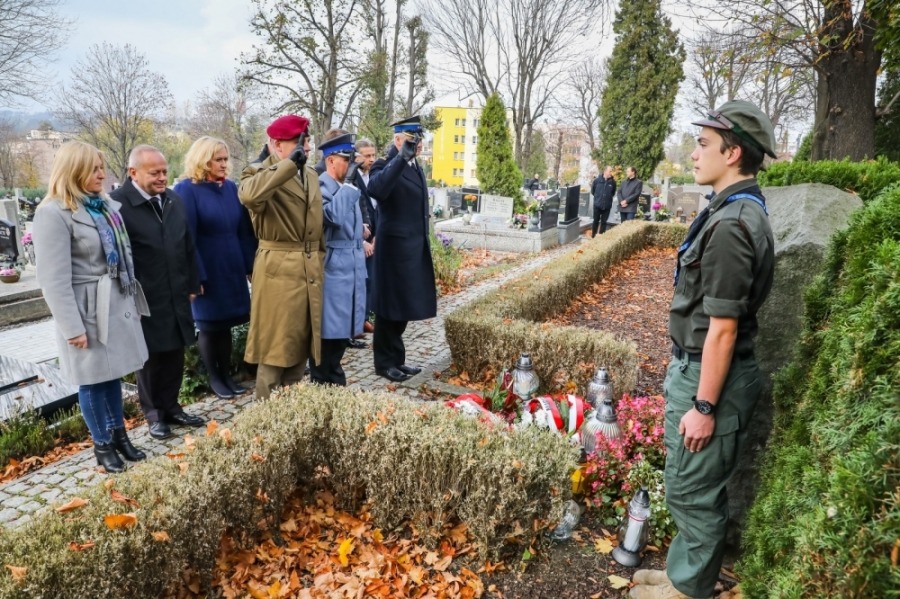 Uroczystość na cmentarzu na Leszczynach. Kwiaty od wicewojewody i prezydenta - foto