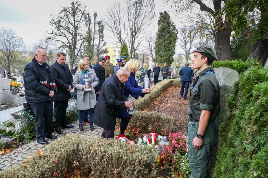 Uroczystość na cmentarzu na Leszczynach. Kwiaty od wicewojewody i prezydenta - foto