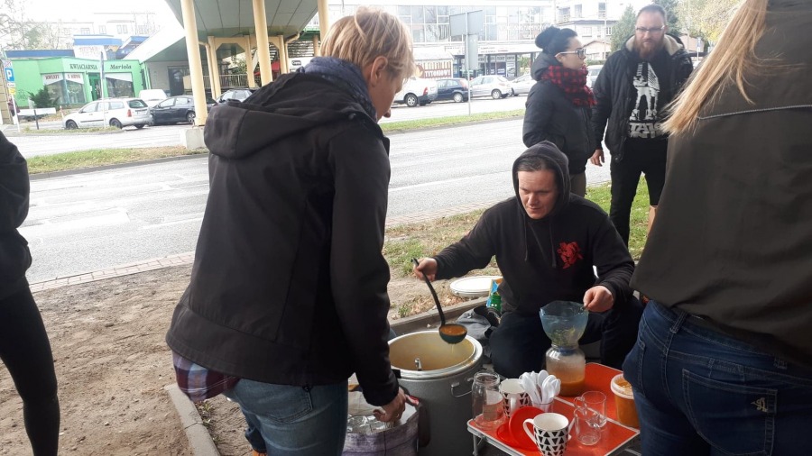 Zupa dyniowa pod kładką koło dworca. Nakarmili kilkadziesiąt osób