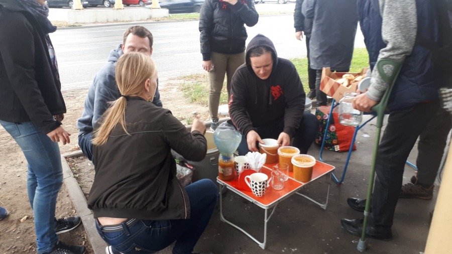 Zupa dyniowa pod kładką koło dworca. Nakarmili kilkadziesiąt osób