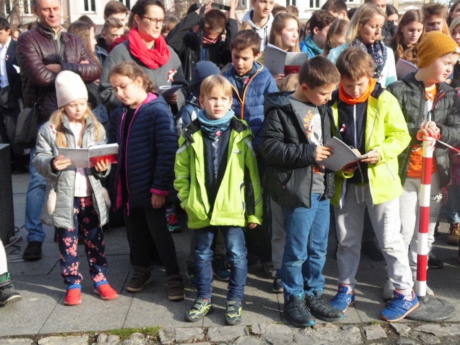 Tłum na bielskim Rynku. Bielszczanie wspólnie śpiewali- foto