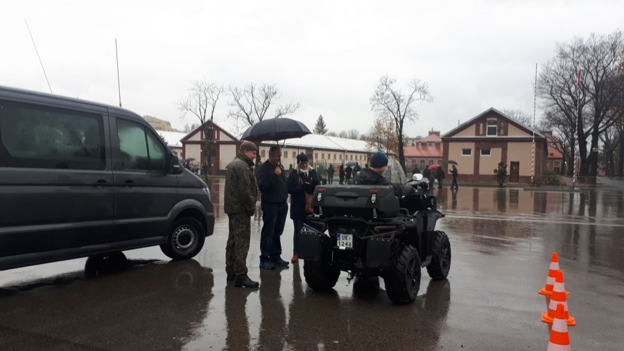 Pokazy u spadochroniarzy. Cywile śpiewają hymn Wojska Polskiego ZDJĘCIA