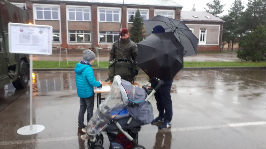 Pokazy u spadochroniarzy. Cywile śpiewają hymn Wojska Polskiego ZDJĘCIA
