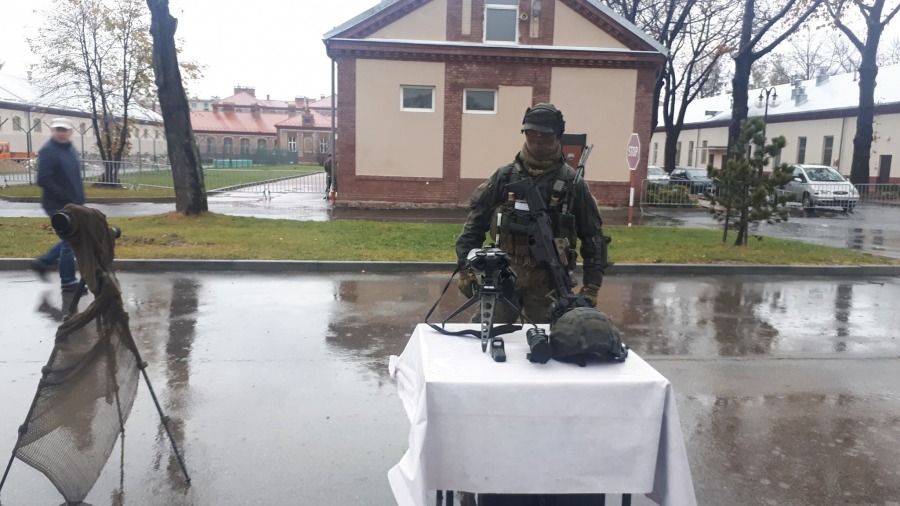 Pokazy u spadochroniarzy. Cywile śpiewają hymn Wojska Polskiego ZDJĘCIA