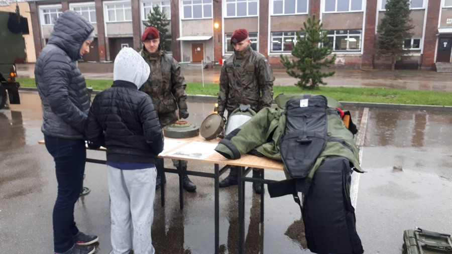 Pokazy u spadochroniarzy. Cywile śpiewają hymn Wojska Polskiego ZDJĘCIA