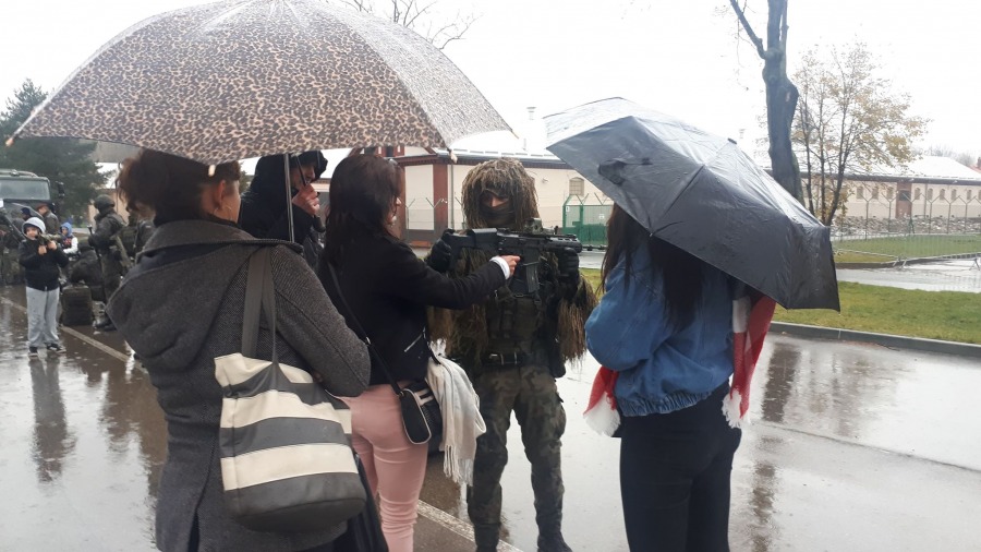 Pokazy u spadochroniarzy. Cywile śpiewają hymn Wojska Polskiego ZDJĘCIA
