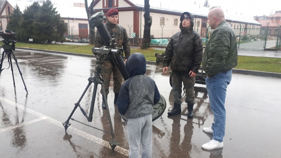 Pokazy u spadochroniarzy. Cywile śpiewają hymn Wojska Polskiego ZDJĘCIA